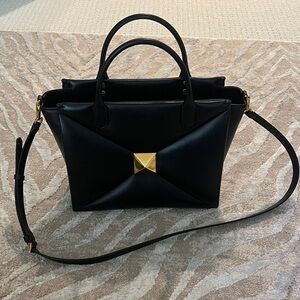 Authentic VALENTINO GARAVANI
One Stud beautiful black purse! 🩷